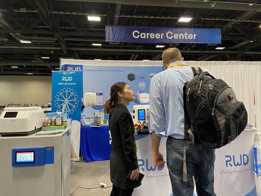 4-研究学者预订试用 优发国际轮转式切片机.jpg